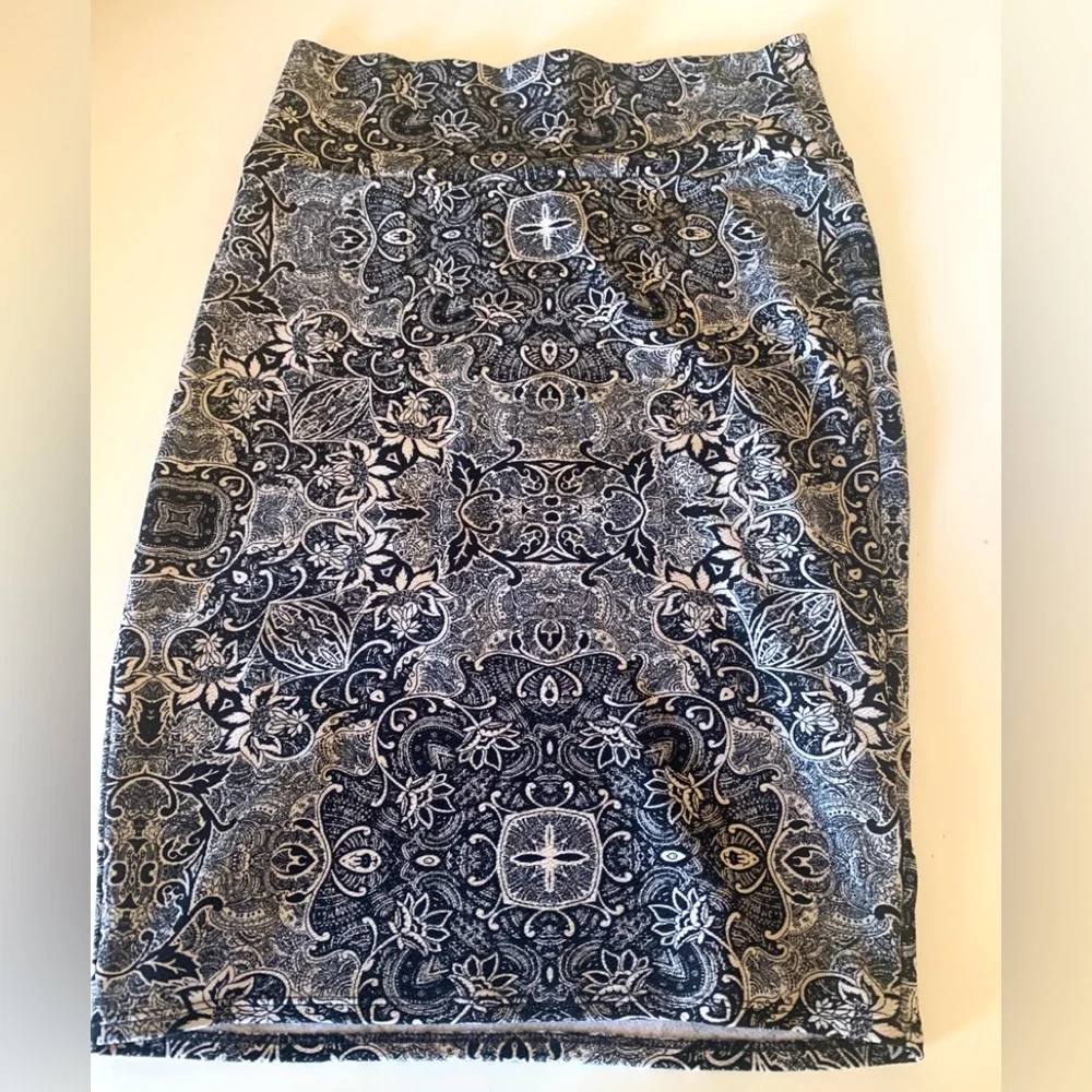 LulaRoe Cassie Black & Cream Floral Print Pencil Skirt - Picture 3 of 7